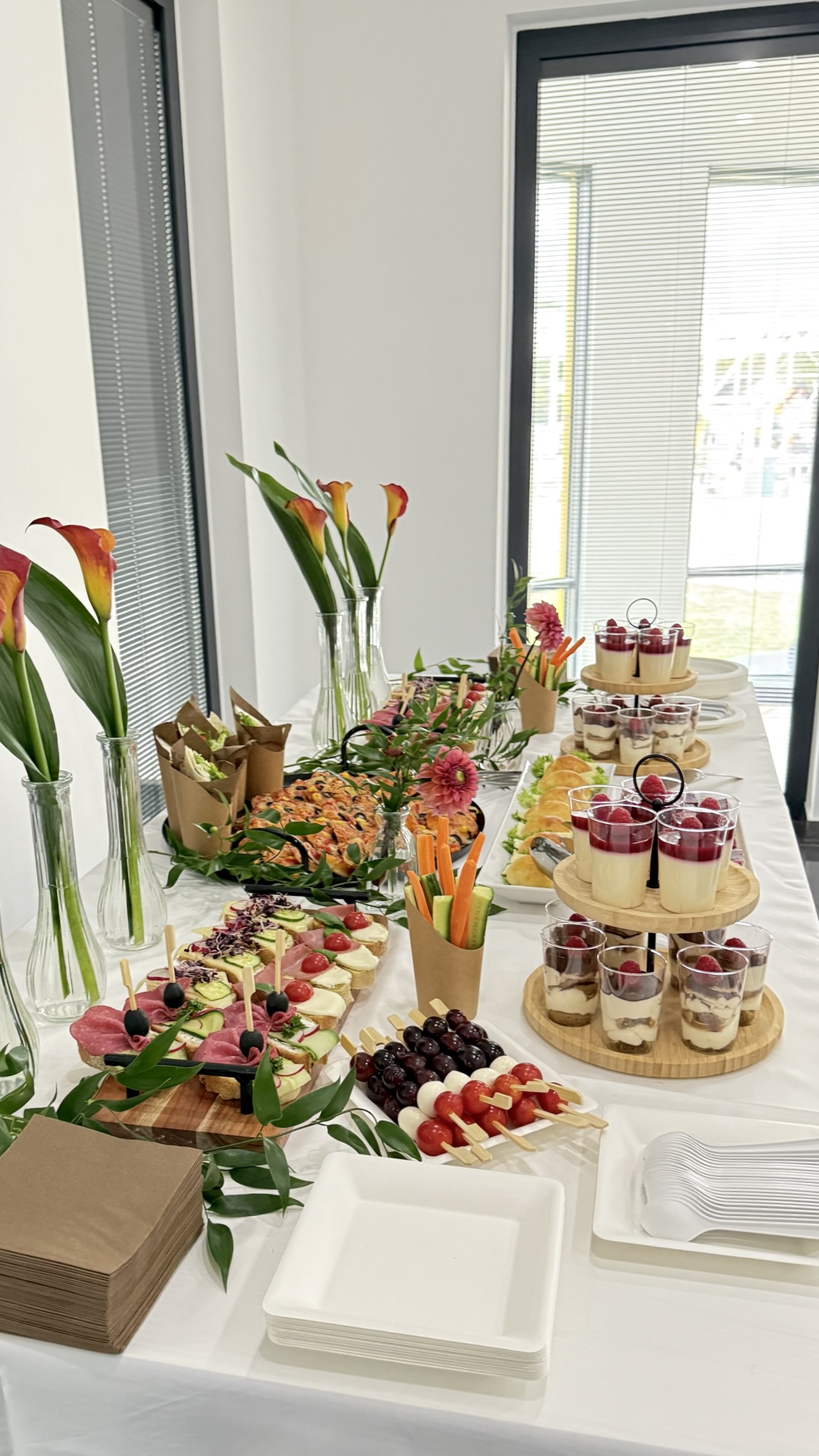 Professionelles Firmencatering auf einem Konferenztisch